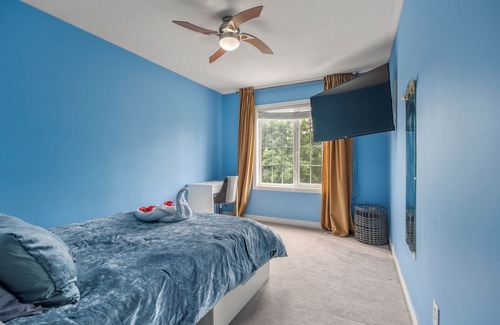 Watertown House | Spacious 5-bedroom house in wonderful Hamilton with fitness room, WiFi .