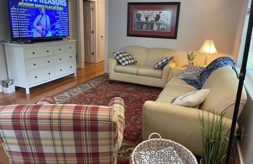 New Castle House | Cozy cottage in Birmingham with wooded yard and close to interstate.