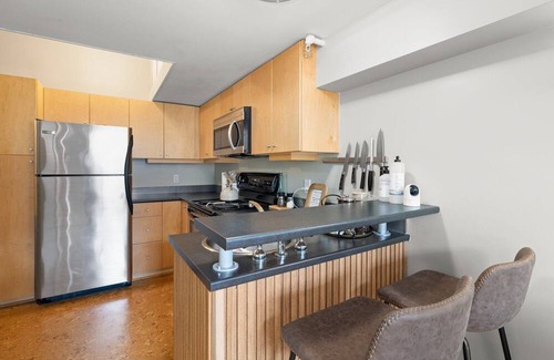 Inner Harbour Condo | Stylish Loft-Style 1Bed Apartment, Downtown Victoria