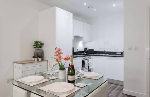 The Docks Apartment | Central City Centre Apartment With Liver Building Views - Best location!