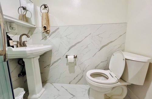 Lake Area House | Cozy room with private bathroom and separate entrance in Newark