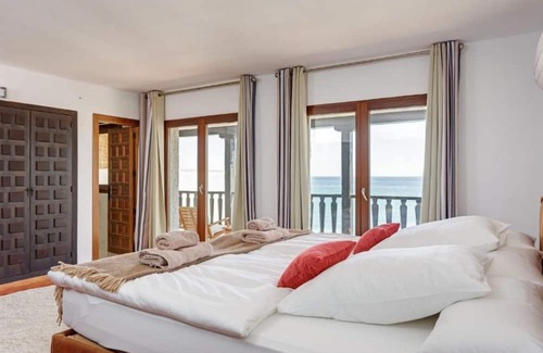 Villajoyosa Villa | Charming Costa Blanca Villa | Villa Robero | 3 Bedrooms | Beachfront | Spectacular Sea Views | Spacious Furnished Sun Terrace with Private Hot Tub | BBQ facilities | Outdoor Dining Area | Villajoyosa