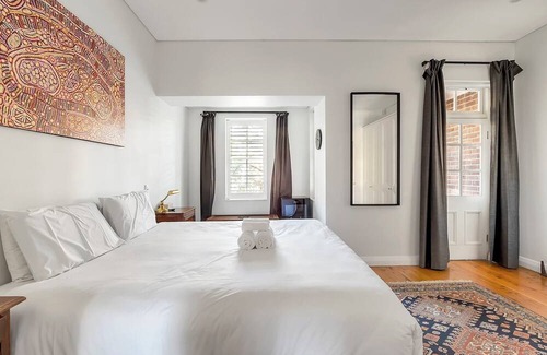 Redfern House | Prime Location Retreat with Private Garage Parking