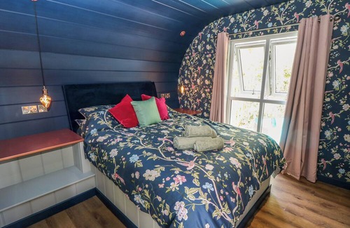 Newport Cottage | FOUR LAKES RETREAT - IN ONE, romantic in Newport, Isle Of Wight