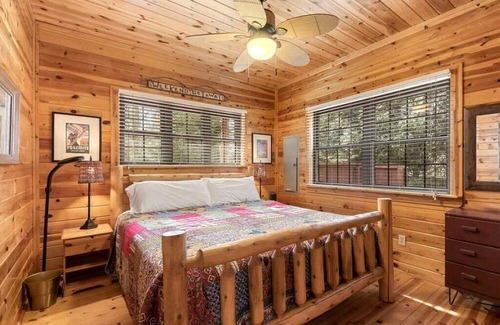 Lakeside Cabin | CEDAR LODGE HIDEAWAY: Private pool, private beach, fireplace, & firepit.