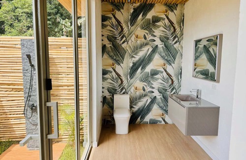 Dinalupihan Villa | Turquoise Tide Villa with beach style pool and Jacuzzi