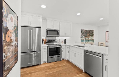 Malakoff House | Contemporary Dog-Friendly Townhouse w/Lake View & Private W/D