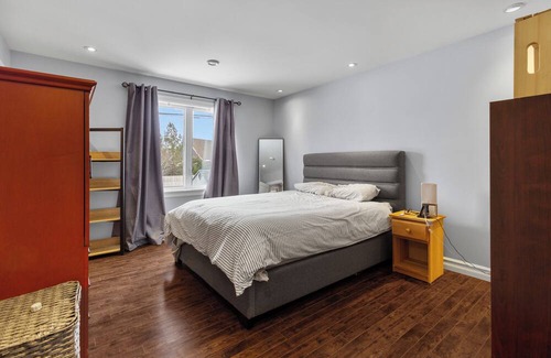 Terra Nova Apartment | Bright & Modern 3 Bbrm Main Floor Apt in Kilbride