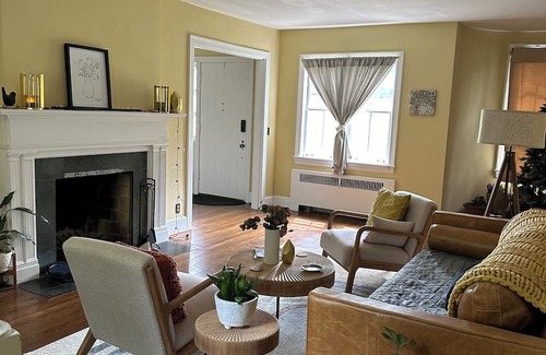 Martinsville Apartment | Cozy 1-bedroom apartment with shared driveway and one exit door. Pet on site.