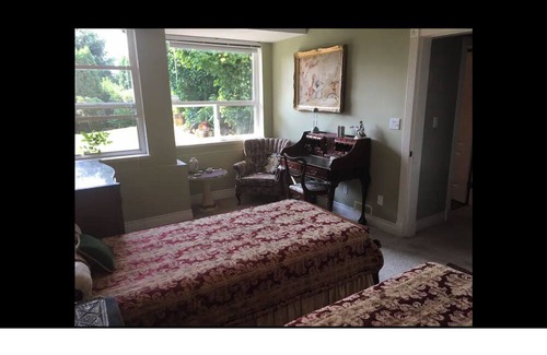 Lynn Valley Bed & Breakfast | Pets welcome! Quiet, fully fenced yard close to main attractions in North shore