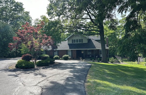 Hannibal House | Spacious executive home, close to Historic trails, w/hot tub, pet friendly.