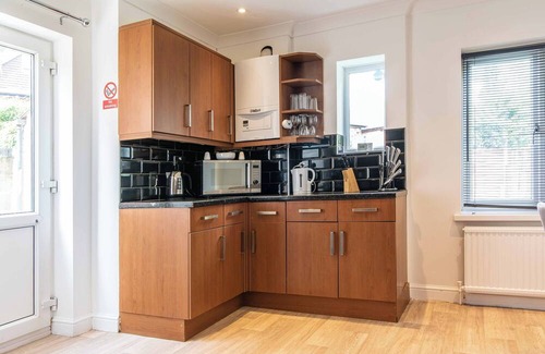 Stapleford House | 4BR House in Bramcote with Driveway for 2 Cars