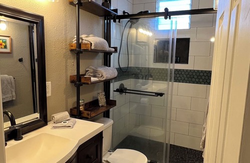 Historic Kailua Village Condo | Convenient 2bed/1bath condo walking distance to dining, shops, and ocean
