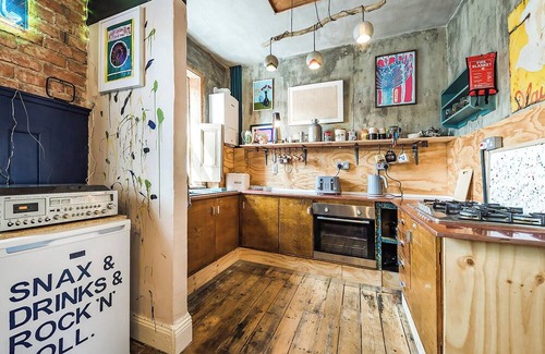Whitley Bay Cottage | Cool and coastal apartment situated in the heart of Whitley Bay, a vibrant coastal town.