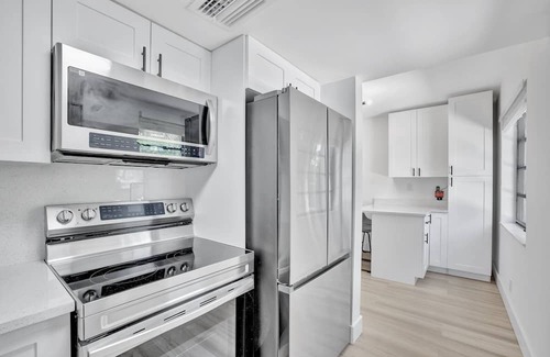 Tarpon River House | Updated 2/2 Close to Downtown