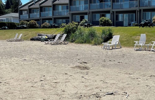 Regional District of Nanaimo Condo | Beachfront Getaway in Qualicum Beach