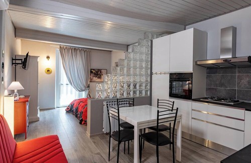 Piazza Apartment | Homerez - Studio, city center, view
