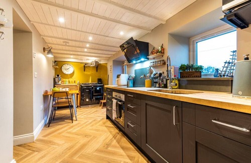 Dinas Cross House | Min-Y-Ffordd - Three Bedroom House, Sleeps 6