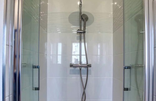 Pays-de-Belves House | Holiday Home 'Le Chalet Kozy À L'ombre Des Arbres' with Shared Pool, Terrace and Wi-Fi