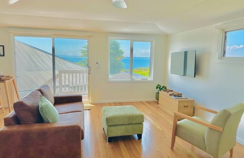 Ventnor Apartment | Waterfront! "The Nest'" boasts beautiful water views over Western Port Bay.