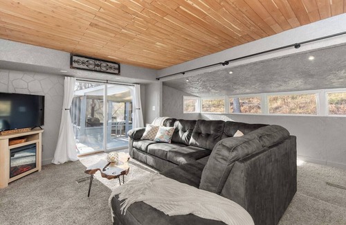 Decatur House | Big Run Hideaway with Hot Tub