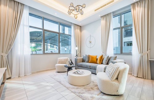 Dubai Villa | Luxurious 8BR Villa with Assistant Room at Jumeirah Park by Deluxe Holiday Homes