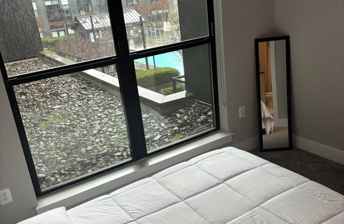 Old Town North Apartment | Floor to Ceiling Windows! Rooftop, Swimming Pool plus more..Your cozy getaway