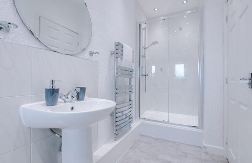 Clayton House | Beautiful House in Manchester Sleeps 7 with Wi-Fi