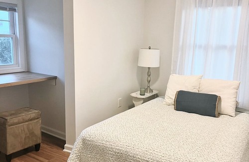 Lake Como House | Beautifully renovated cottage less than a mile to the beach!