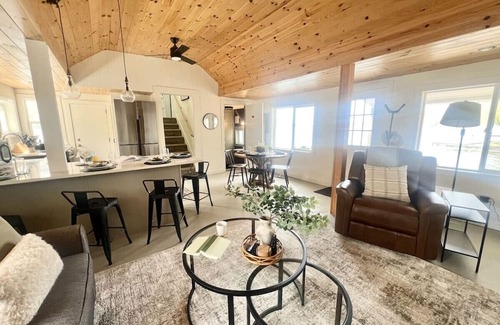 Scott House | Skaneateles Lake Escape: Cozy 2BR Waterfront Retreat