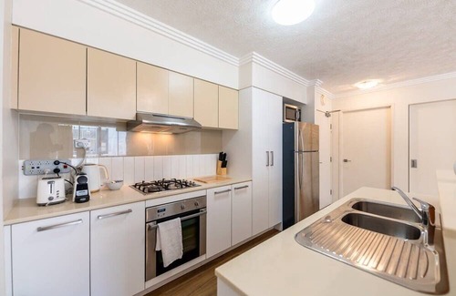 Woolloongabba Apartment | Urban Luxury: City Apartment with Pool and Parking