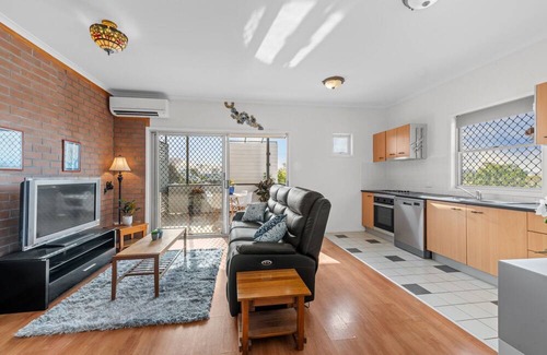 West End Apartment | Cosy West End 1-Bed with Parking