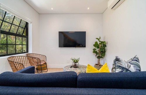 Bo'Kaap Apartment | Charming Apartment with Sundeck + Fire Wood Hot tub in de Waterkant.