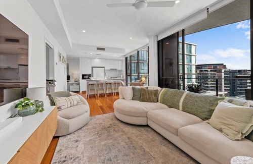 Newstead Apartment | Modern Panoramic Luxury in Fortitude Valley