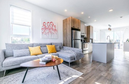 Longueuil House | Fancy 3BDR Townhouse with free Parking close to DT MTL/Olympic/Old-Port/F1