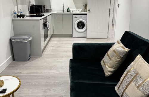 Ashford Apartment | Airport Ease Retreat at Heathrow