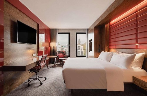 The Hague Center House | Unwind and Indulge In Our Oasis! Pet-friendly Property!