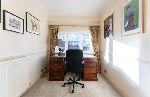 Ferndown House | Pass the Keys | Amazing Spacious Home/Golf Course