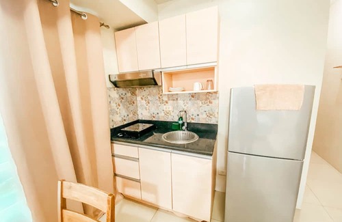 Legazpi Village Condo | Cozy 1-bedroom condo in Makati with Pool, Gym, Sauna, WiFi, AC, and Netflix
