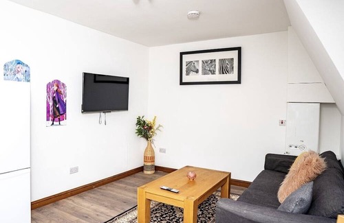 Tooting Apartment | 2bed cozy flat, 5mins from Wimbledon stadium with many food shops below!