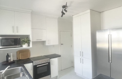 Lower Hutt House | 15 minutes from Wellington CBD! Spacious 3 bedroom home in Belmont.