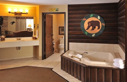 Onalaska House | Stoney Creek Onalaska, Theme Suite, Dry Bar, Whirlpool | 3 Units