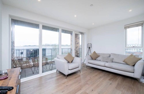 Haringey Apartment | Chic 2BR Flat in Greater London
