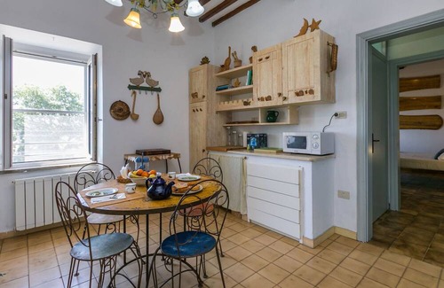 Pescia Romana Apartment | Cosy apartment for 6 people with WIFI, pool, A/C, TV, patio, pets allowed and parking