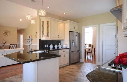 Carrying Place House | Luxury Lakeview Villa: Gateway to Winery Paradise