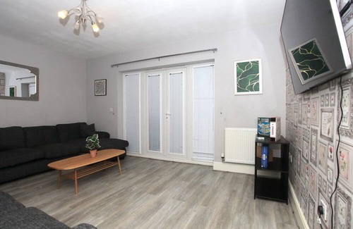 Peterborough House | Beautiful 5 Bed Detached House - Sleeps 9