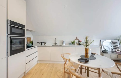 Brixton Hill House | Modern Luxury: 3 Bed, 2 Bath Residence with Private Garden in Vibrant Kings Mews