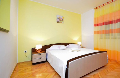 Grebastica Apartment | Lovely apartment for 4 people with WIFI, A/C, TV, terrace and parking