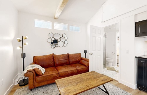 Park Mesa Heights House | Tranquil Escape in Baldwin Hills: Sauna, Fire Pit, and Rooftop Terrace