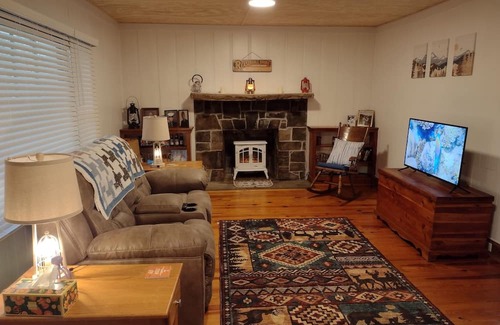 Saint Andrews House | Quiet, cozy, remodeled private Sewanee home on University of The South Domain